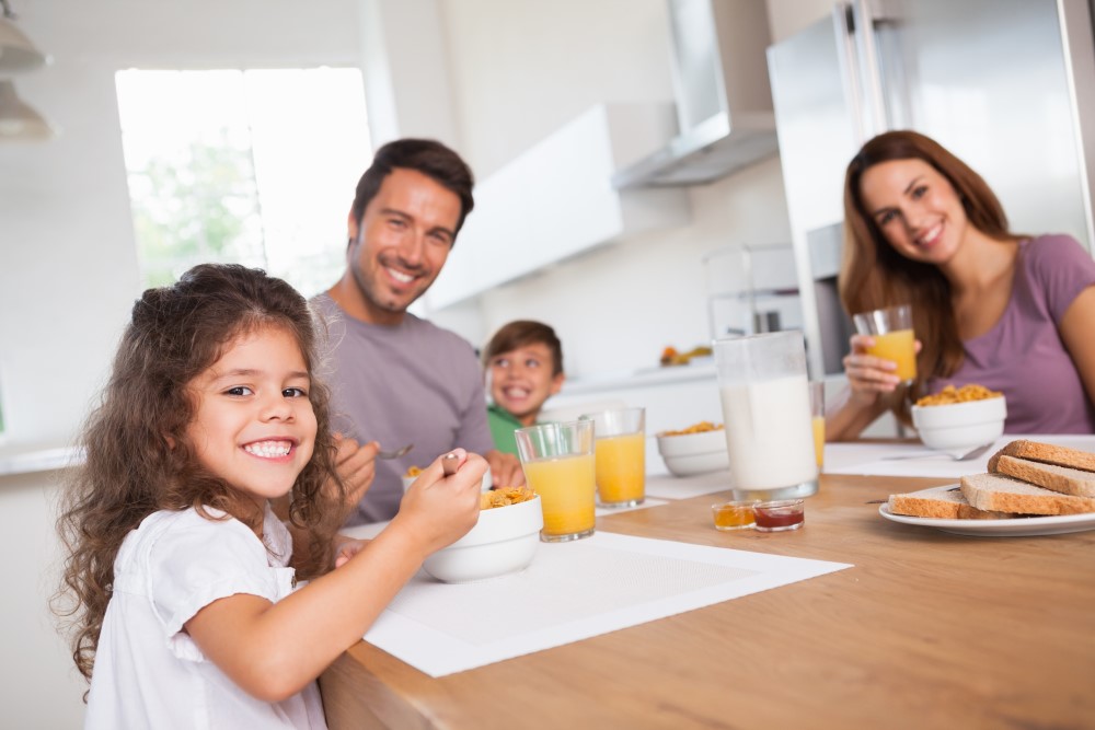 Familie der spiser i køkkenet